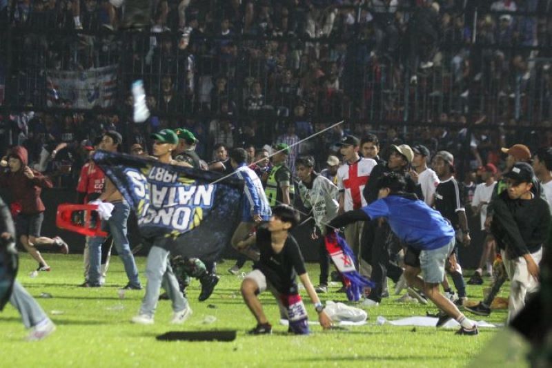 Kericuhan setelah pertandingan Arema v Persebaya di Stadion Kanjuruhan