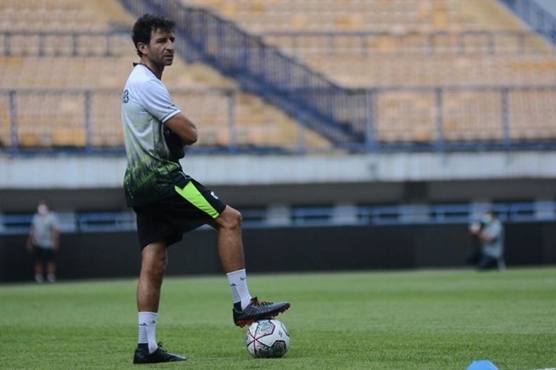 Luis Milla berikan porsi latihan untuk gelandang baru Tyronne del Pino