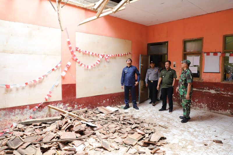 Wabup Garut minta Disdik inspeksi seluruh bangunan sekolah antisipasi ambruk