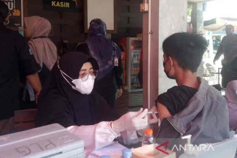Dinkes Cirebon koordinasi pemerintah pusat untuk tambah stok vaksin COVID-19