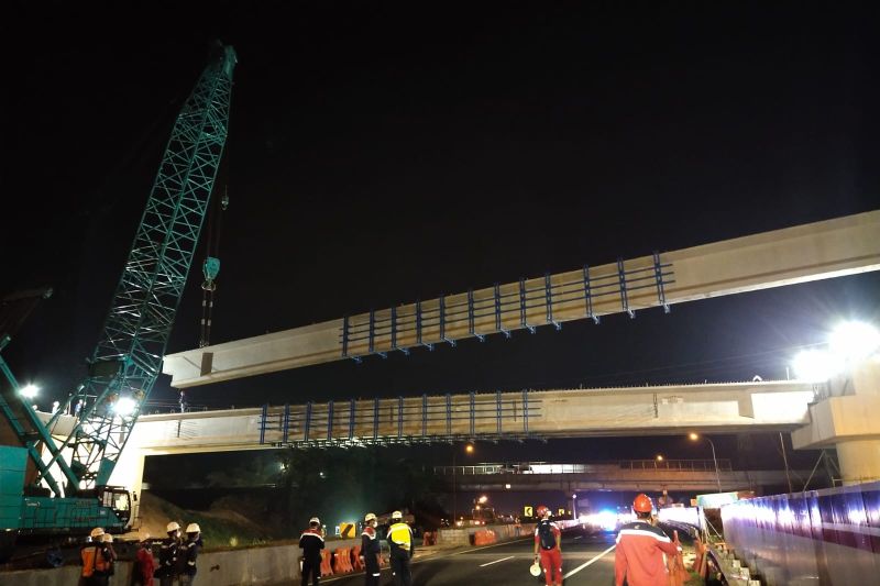 Pemasangan gelagar jembatan Tol Japek II Selatan dilanjutkan