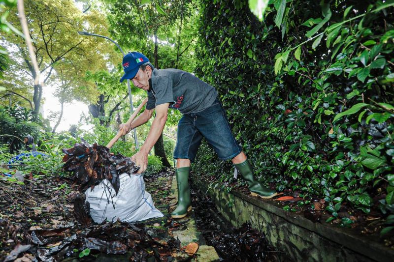 Kota Bandung fokus bersihkan saluran air dalam program padat karya