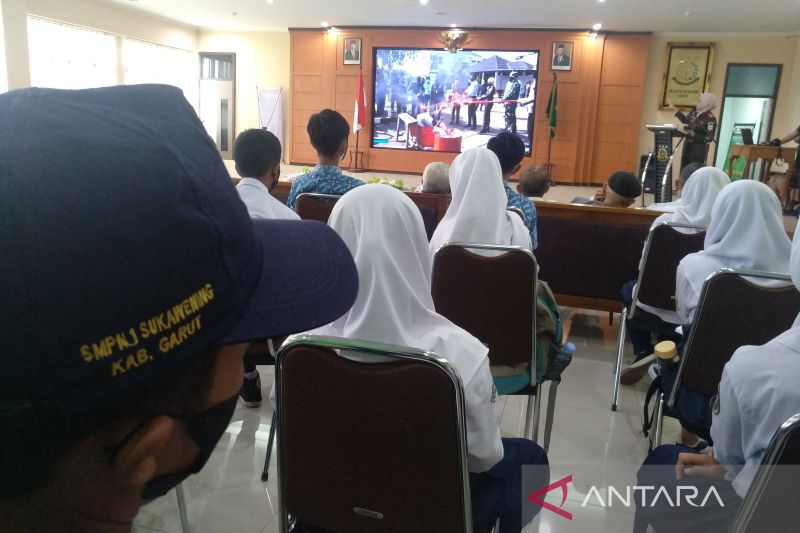 Kejari Garut edukasi puluhan pelajar SMP untuk sadar hukum sejak dini