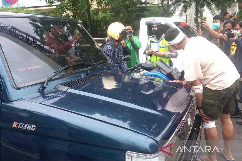 Polres Cirebon Kota lakukan aksi teatrikal saat sosialisasi berkendara aman