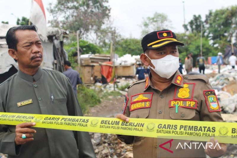 Tempat pembuangan sampah liar Kramat Blencong Kabupaten Bekasi ditutup