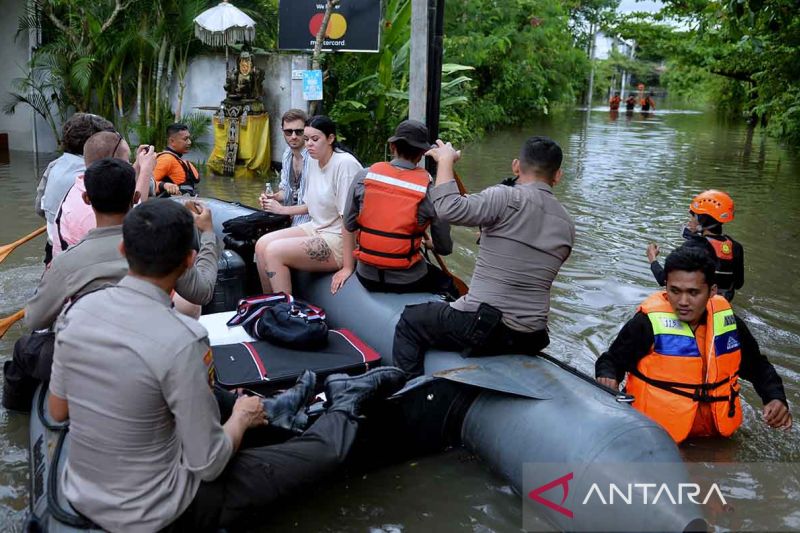 Evakuasi Wisman Terjebak Banjir Di Seminyak Bali Antara News 8605