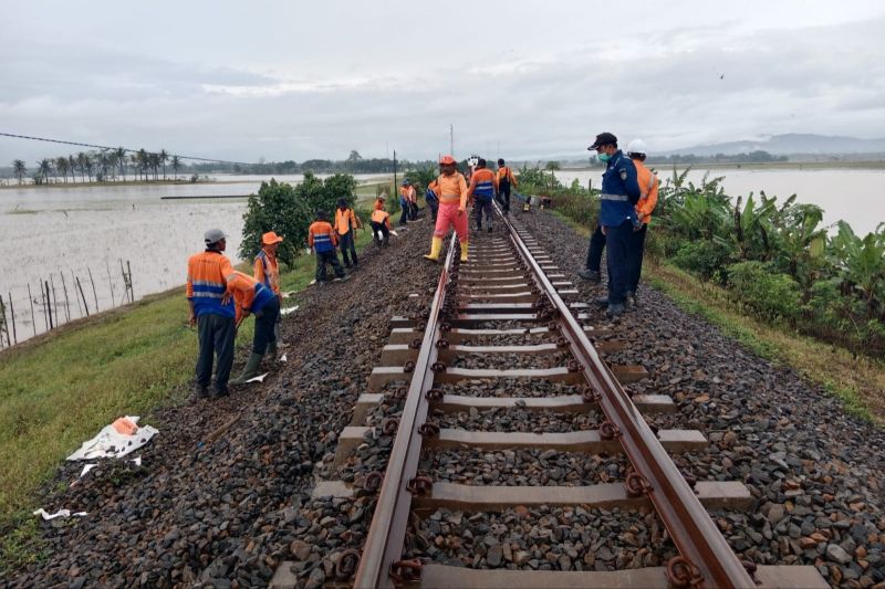 KAI masih atasi gangguan kereta tujuan Bandung akibat rel ambles di Cilacap