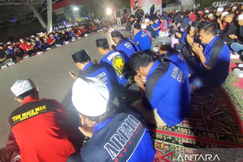 Suporter di Makassar doa bersama tragedi Kanjuruhan Malang