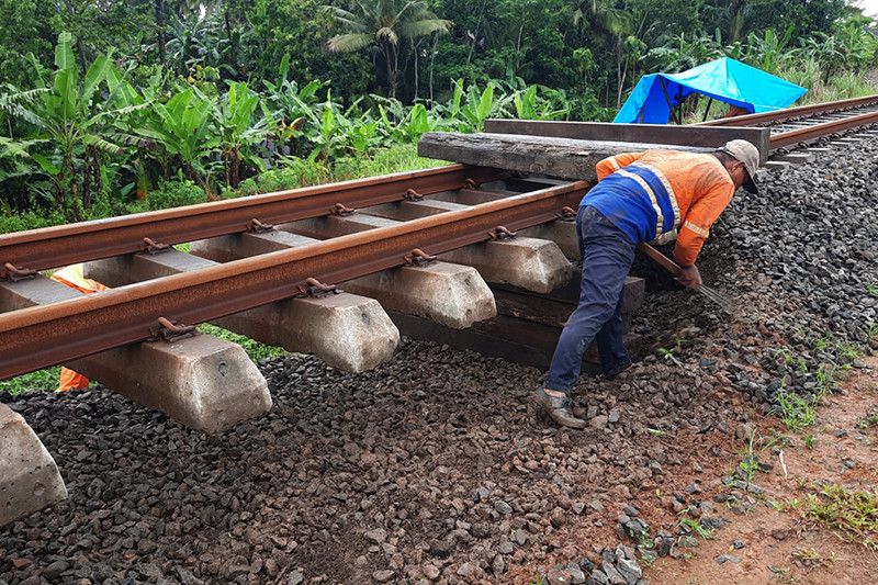 Perjalanan sejumlah KA lintas selatan Jawa terhambat akibat ada penurunan tanah di Cilacap