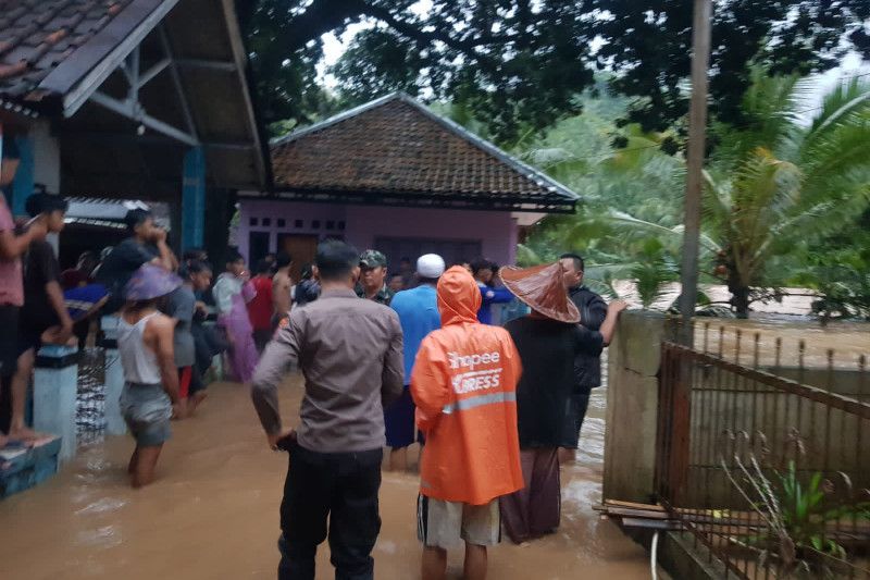 Polres Lebak evakuasi warga terdampak banjir