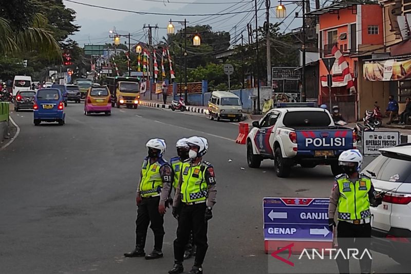 Polres Cianjur masih terapkan sistem kendaraan ganjil genap menuju Puncak