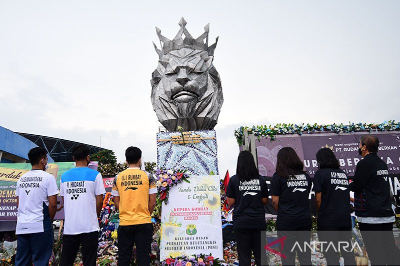 Sejumlah atlet bulu tangkis tabur bunga di Stadion Kanjuruhan