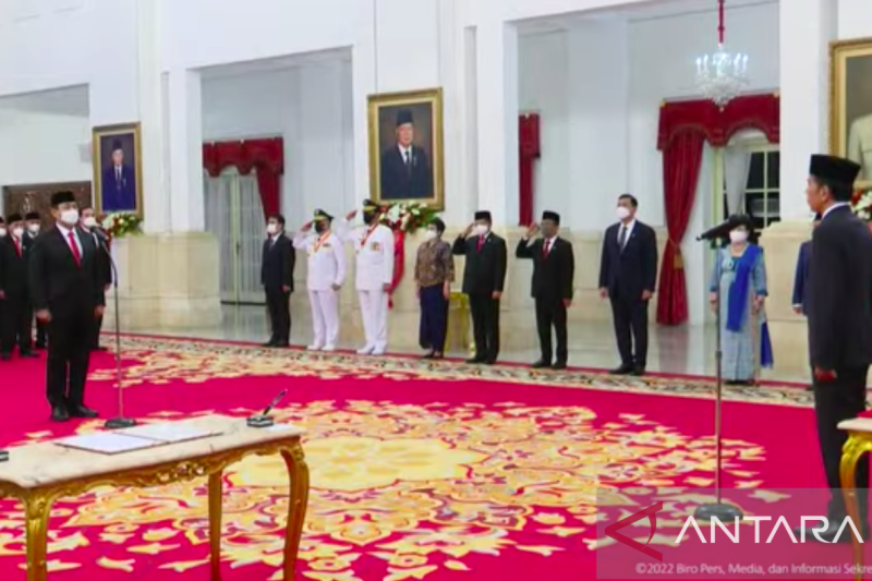 Presiden Joko Widodo resmi lantik Hendrar Prihadi sebagai Kepala LKPP