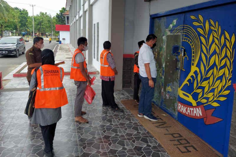 Kejari Indramayu tahan empat tersangka korupsi makan-minum program tahfidz