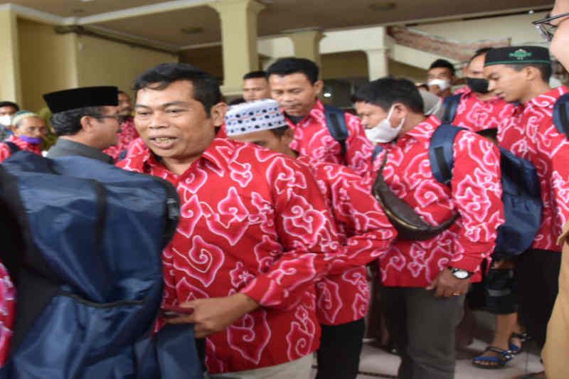 Bupati Cirebon lepas 20 KK ikuti program transmigrasi ke Pasangkayu