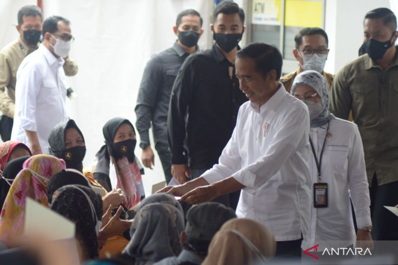Presiden Jokowi salurkan berbagai bansos di Kantor Pos Kota Bandung