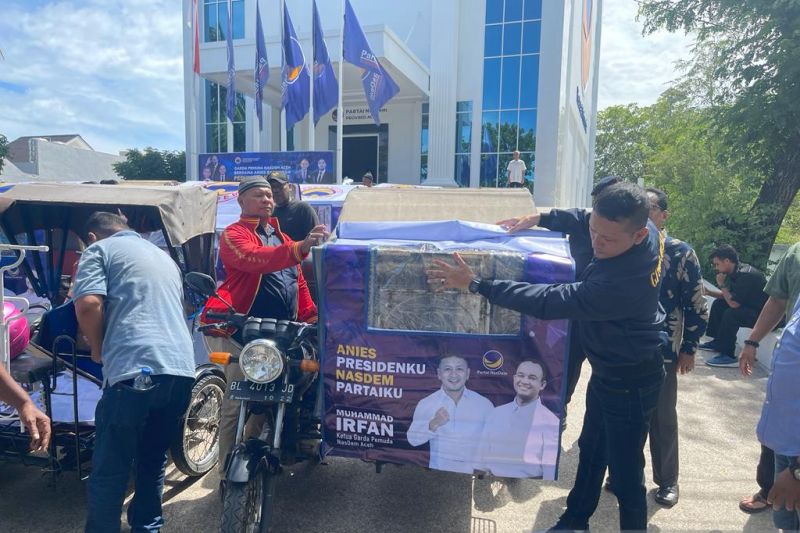 Pemuda NasDem Aceh bagikan tenda berposter Anies ke tukang becak