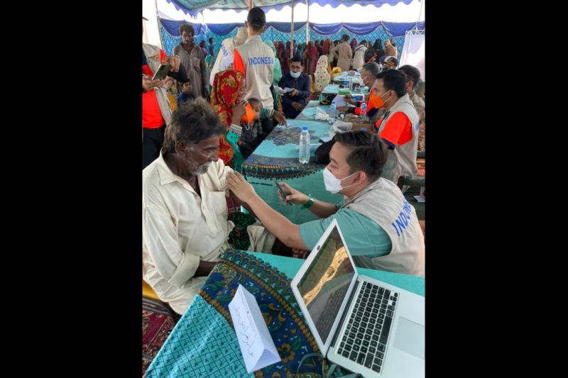 Tim medis Indonesia mulai merawat pengungsi banjir Pakistan