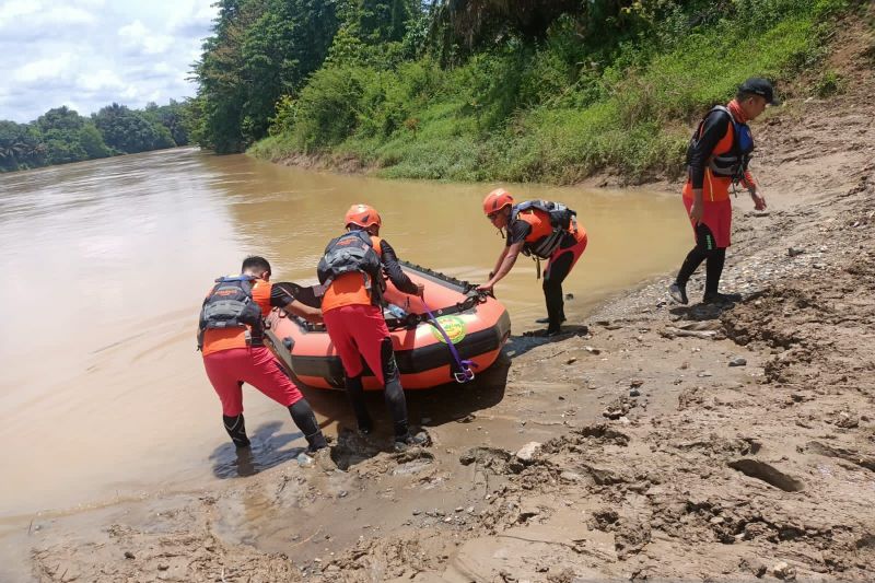 Basarnas cari sopir mobil sawit yang tenggelam di sungai