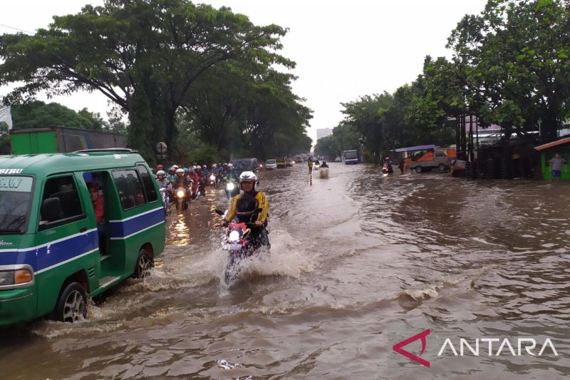 Polrestabes Bandung minta pengendara motor tak terobos banjir