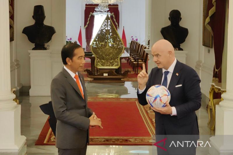 Jokowi terima 3 memorabilia khusus dari Gianni Infantino