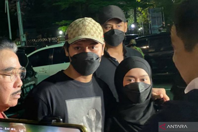 Kasus KDRT Lesti Kejora Rizky Billar Saling Rangkul Saat Datangi Polrestro Jaksel ANTARA News