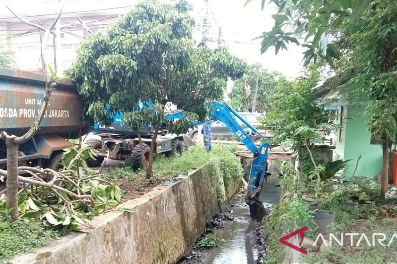 Jakarta Timur kuras saluran air untuk cegah banjir di Duren Sawit