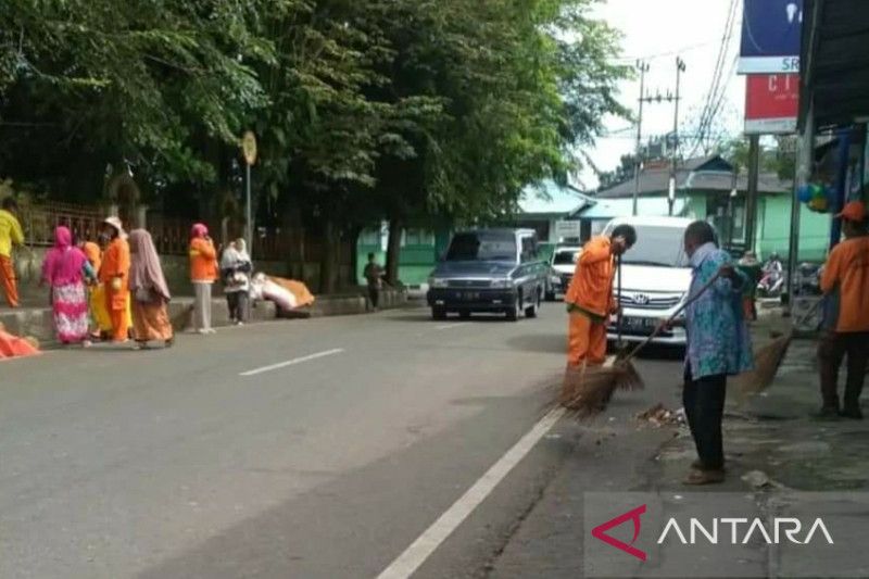 "Pasukan oranye" bersihkan kawasan pasar Padang Panjang bersiap penilaian Adipura