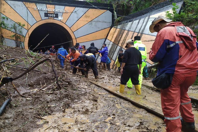 Perjalanan kereta api kembali normal usai bencana longsor di Malang