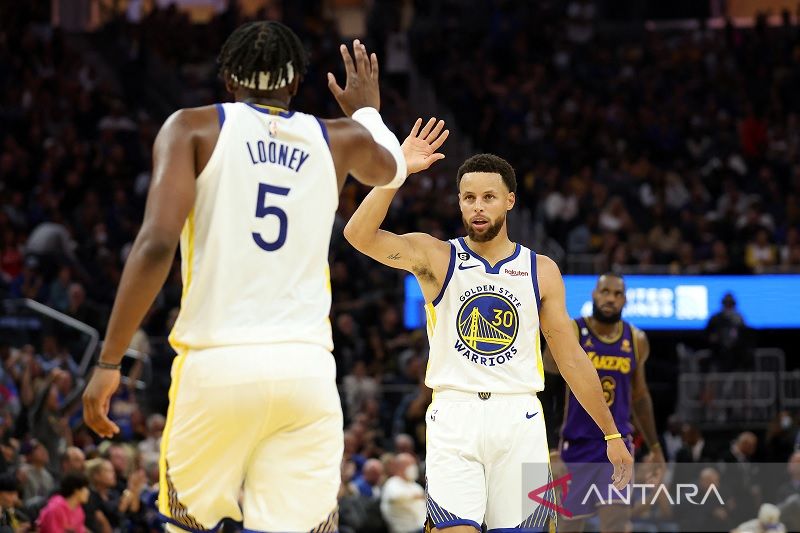 Warriors rayakan cincin juara kemudian hancurkan Lakers 123-109