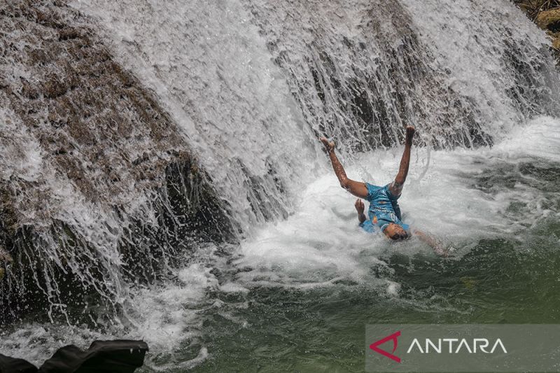 Wisata Air Terjun Saluopa di Poso