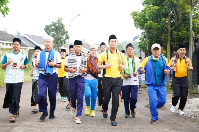 Polresta Bandung bersama 1.700 santri berolahraga peringati Hari Santri