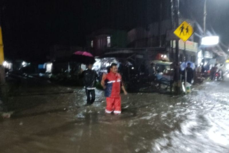 Polisi amankan lalu lintas jalur Bandung-Garut yang terendam banjir