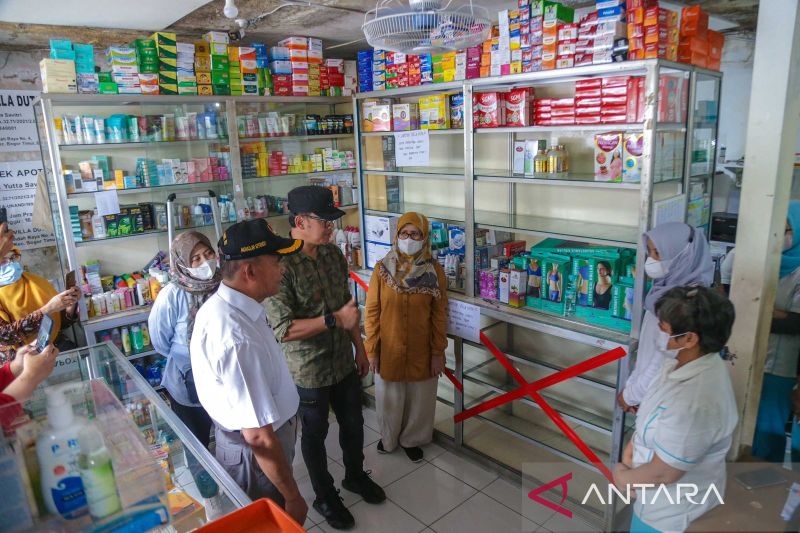 Menko PMK didampingi Wali Kota tinjau apotek di Bogor pantau penjualan obat sirop