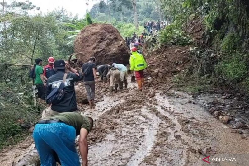 BPBD koordinasi dengan Kementerian PUPR buka jalan nasional yang tertutup longsor