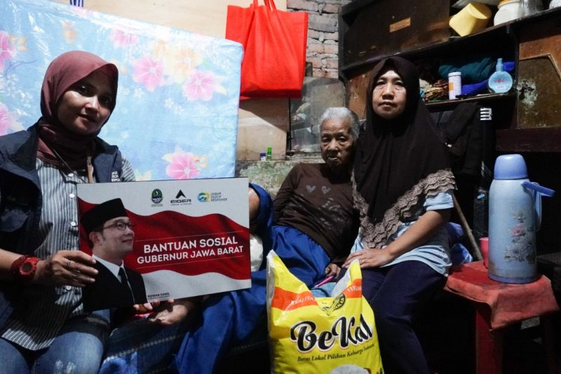 Ridwan Kamil beri santunan nenek hidup sebatang kara di Kabupaten Bandung