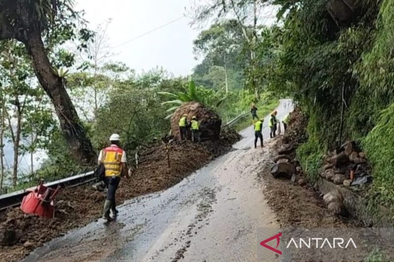 Usai longsor, jalan nasional penghubung Cianjur-Bandung kembali dapat dilalui normal