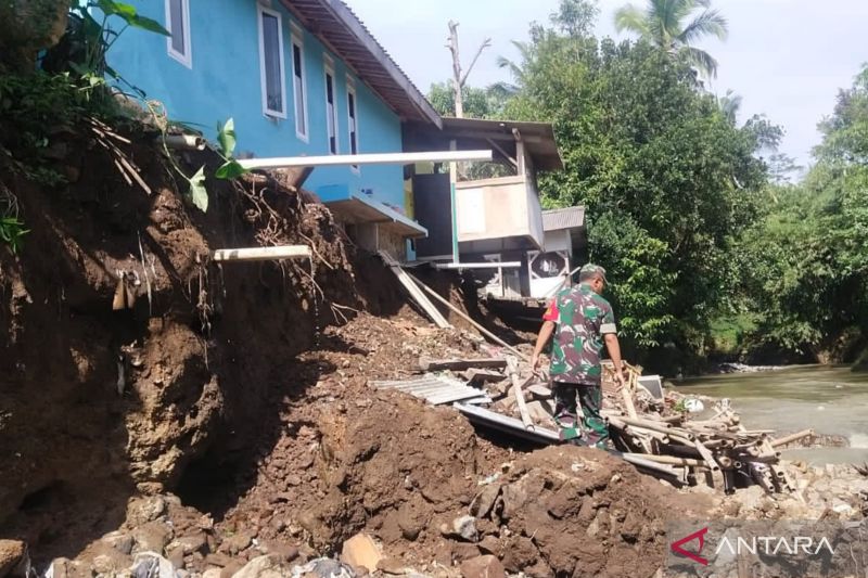 Pemkab Cianjur relokasi 5 keluarga korban talut ambruk