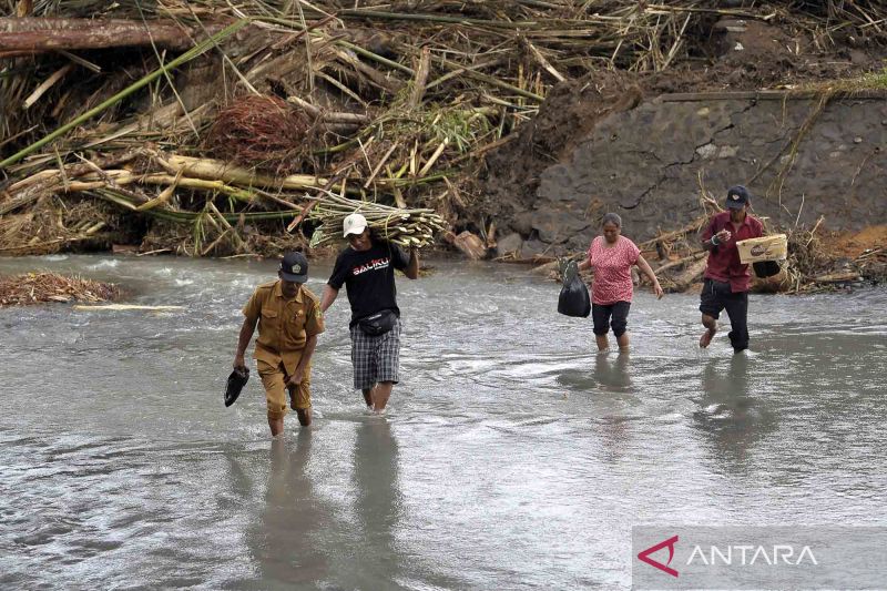 Dampak Jembatan Ambruk Akibat Banjir Bandang Di Jembrana Bali Antara