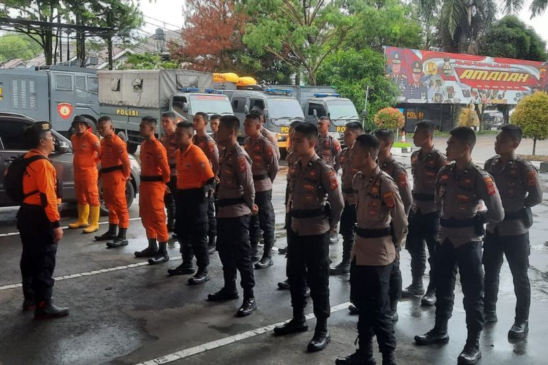 Polisi bantu korban banjir di Sukaresik Tasikmalaya