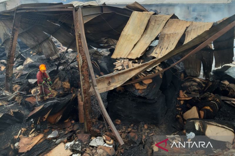 Kebakaran Bandung, pemadaman di gudang triplek capai 39 jam