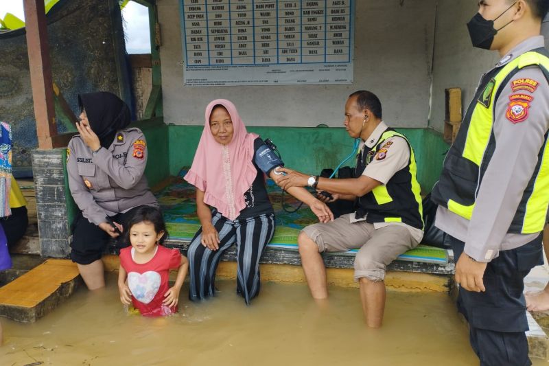 Tim Dokkes kepolisian buka layanan kesehatan bagi korban banjir di Tasikmalaya