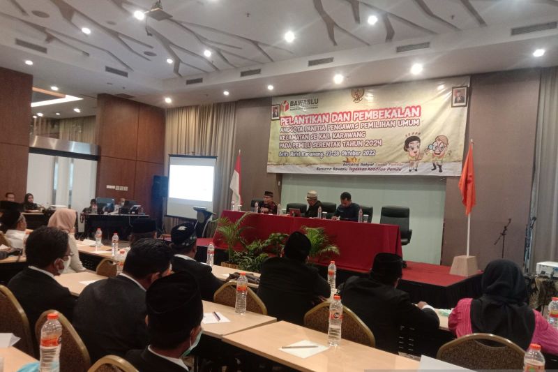 Bawaslu Karawang lantik 90 anggota panwaslu kecamatan untuk kawal Pemilu 2024