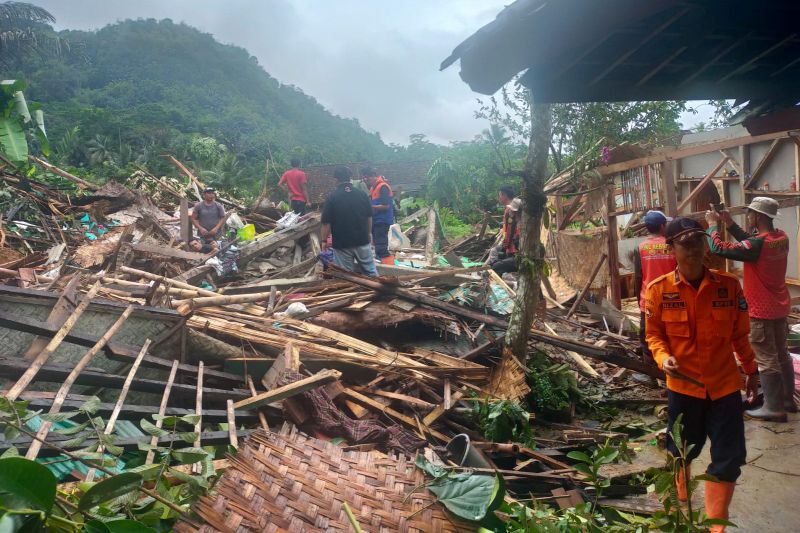 BPBD Garut siapkan bantuan korban rumah tertimpa tanah longsor