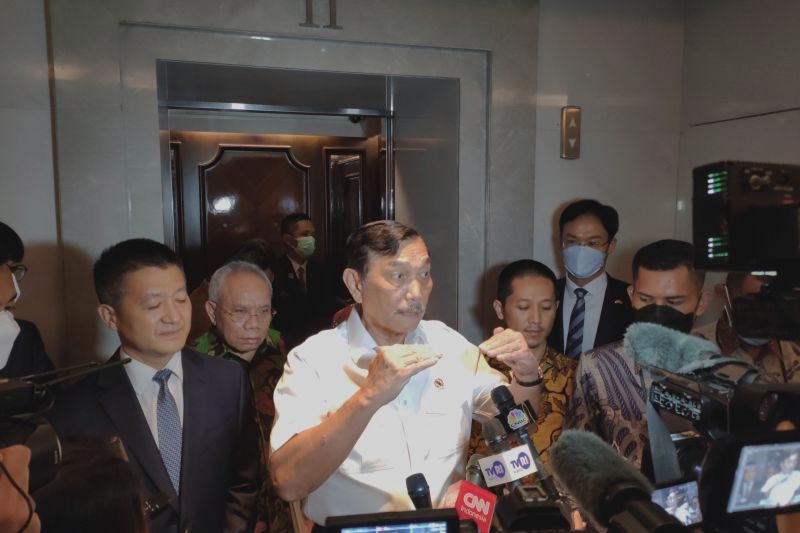 Menteri Luhut pastikan kereta cepat Jakarta-Bandung beroperasi pertengahan 2023