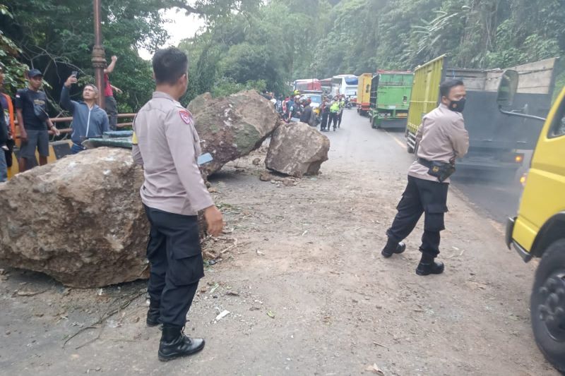 Longsor batu di Cadas Pangeran, polisi evakuasi 2 mobil