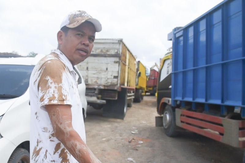 Dedi Mulyadi rela berlumur lumpur saat atasi pencemaran sungai keruh di Subang