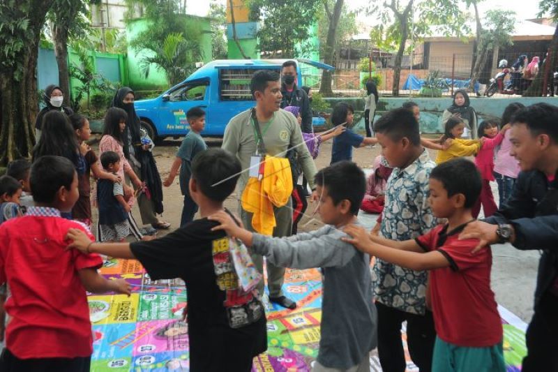 Permainan anak hidup sehat di kampung Pandai TPA Sukawinatan Palembang