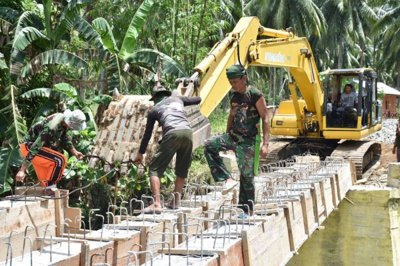 TMMD Kodim 1314 mengerahkan alat berat percepat pembangunan jembatan ...