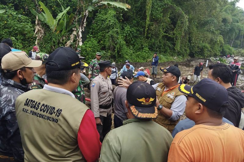 Puluhan personel dikerahkan untuk pencarian korban tertimbun longsor
